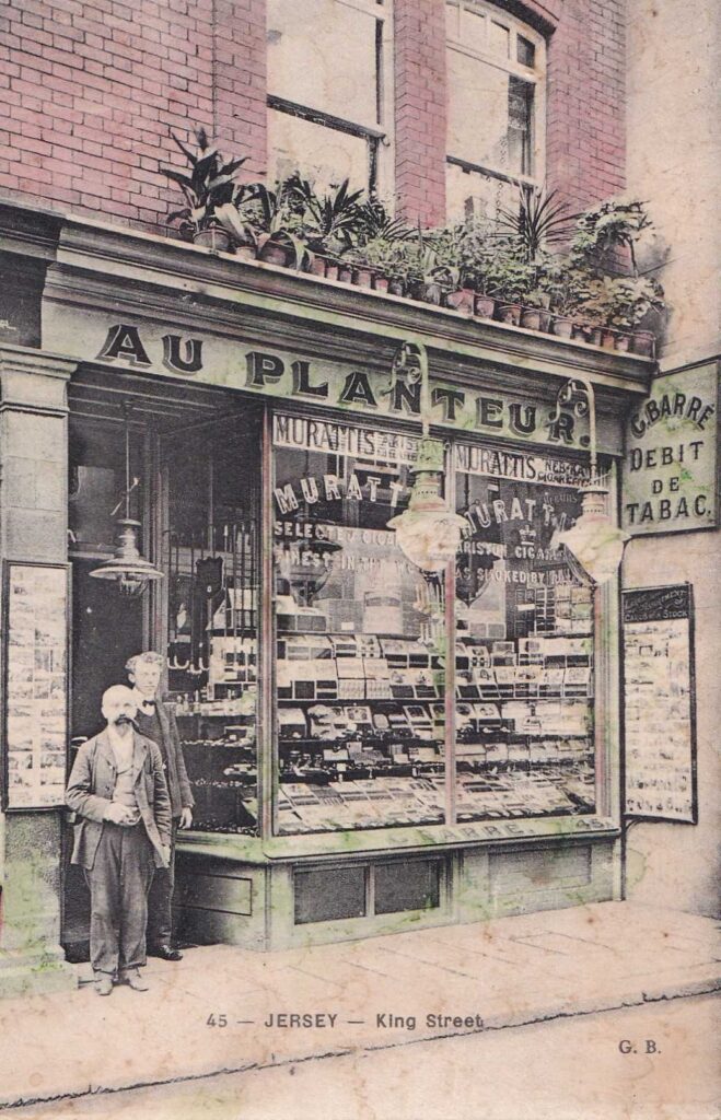 Καρτ ποστάλ που απεικονίζει το κατάστημα καπνικών ειδών του Ζωρζ Μπαρέ, στο Σαιντ Χέλιερ του Τζέρσι στις αρχές του 20ού αιώνα. Από το αρχείο του συγγραφέα.